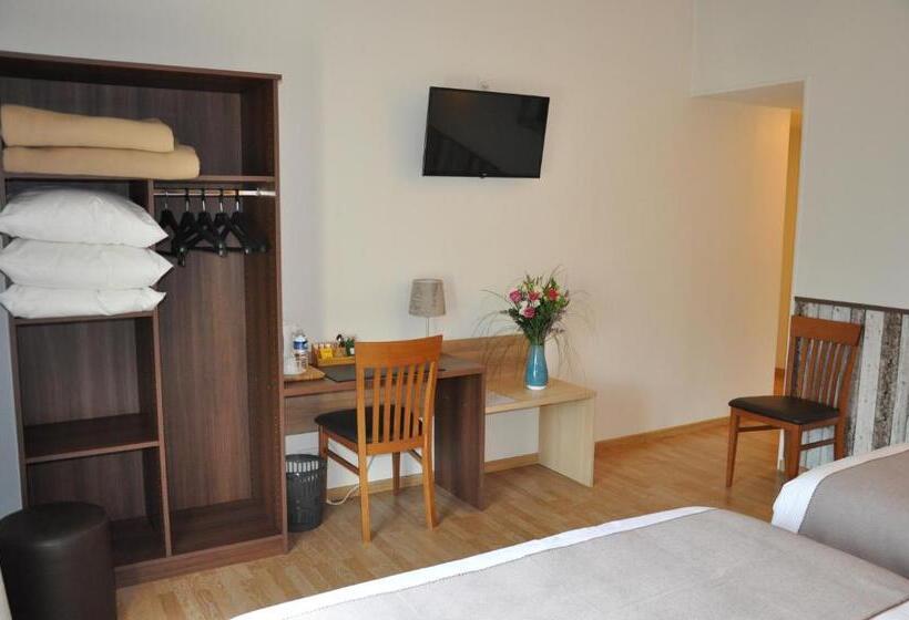 غرفة قياسية ثلاثية, Logis Loire Hotel   Les Cocottes Restaurant