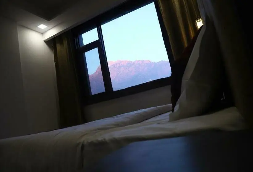 Camera Standard Vista Montagna, The Divine Oak