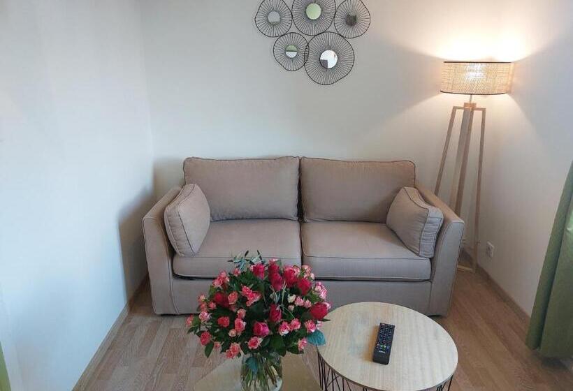 غرفة عائلية, Logis Loire Hotel   Les Cocottes Restaurant