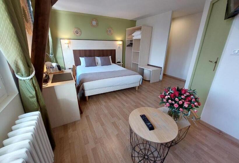 غرفة عائلية, Logis Loire Hotel   Les Cocottes Restaurant