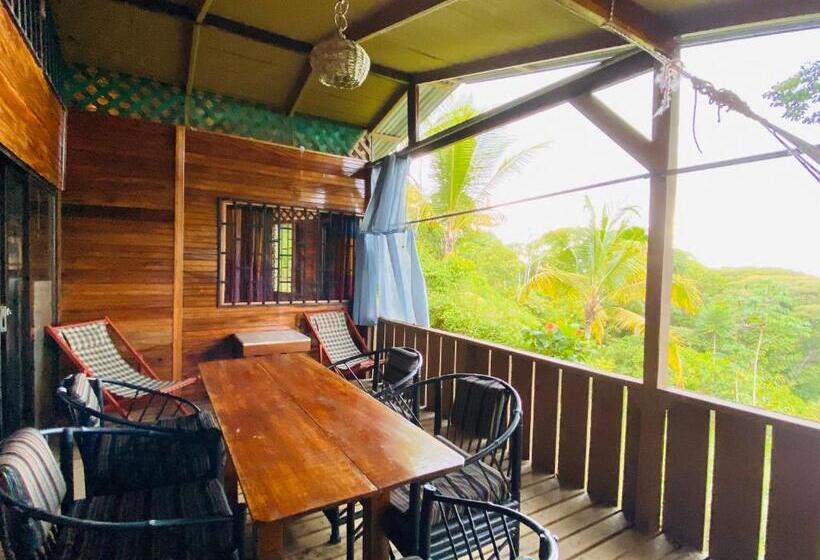 بنجلو عائلى, Pacific Edge Eco Lodge