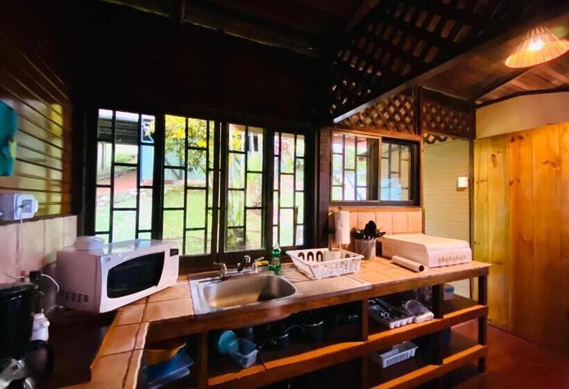 بنجلو عائلى, Pacific Edge Eco Lodge