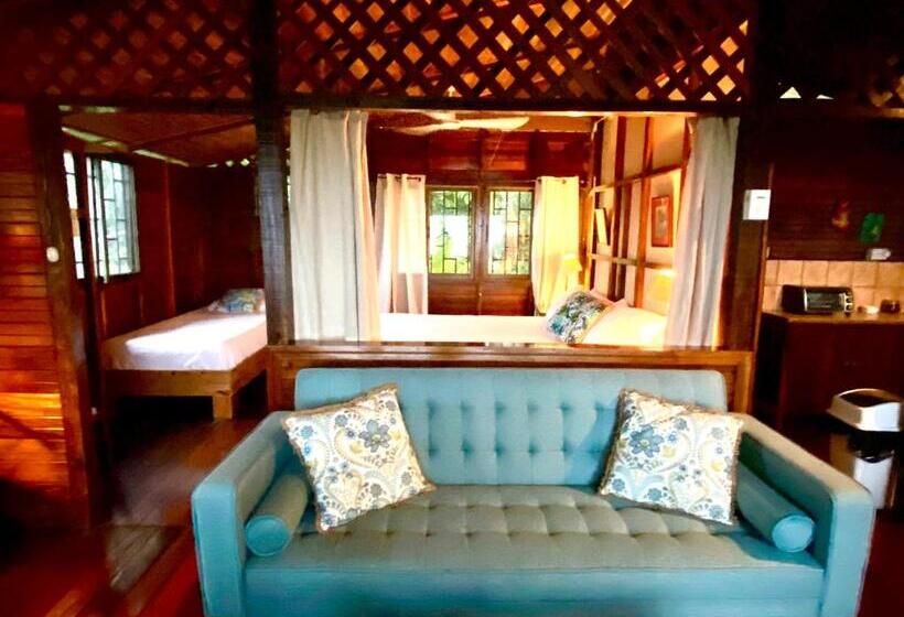 بنجلو عائلى, Pacific Edge Eco Lodge