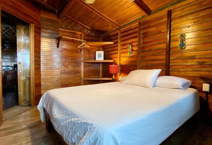 بنجلو عائلى, Pacific Edge Eco Lodge