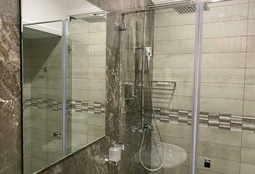 اتاق لوکس با بالکن, Kuprin