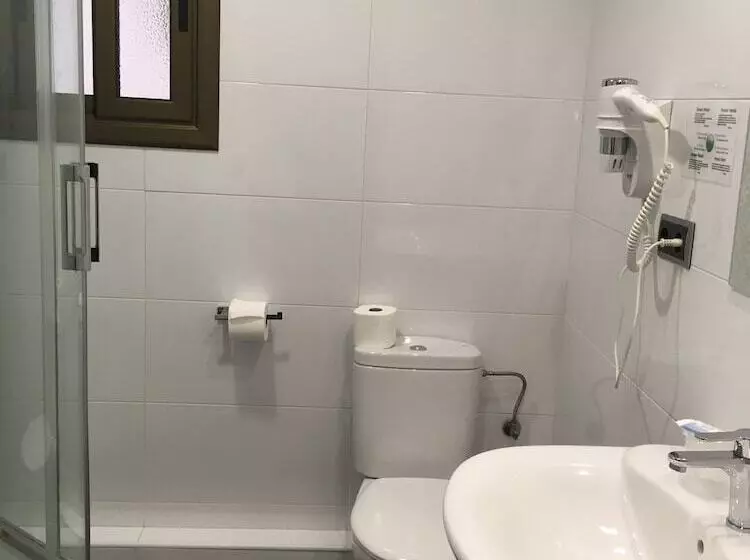 اتاق استاندارد سه نفره, Hostal Levante Barcelona