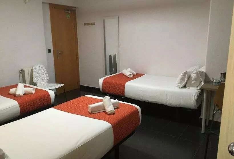 اتاق استاندارد سه نفره, Hostal Levante Barcelona