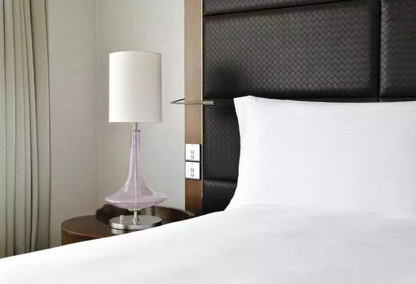 اتاق استاندارد با تخت بزرگ, Crowne Plaza Dubai Festival City