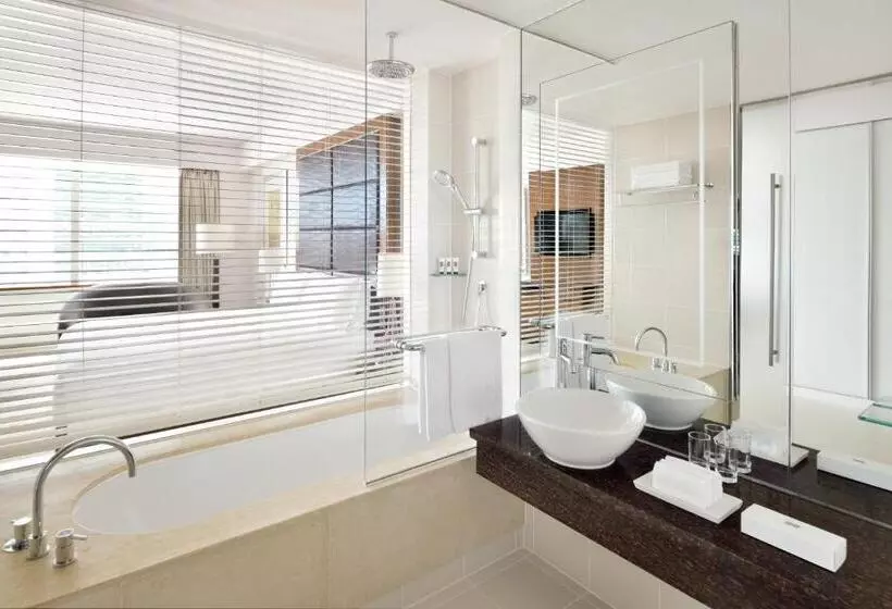 اتاق استاندارد با تخت بزرگ, Crowne Plaza Dubai Festival City