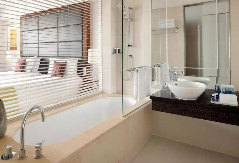 اتاق استاندارد با تخت بزرگ, Crowne Plaza Dubai Festival City