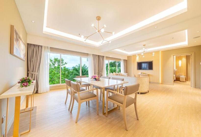 Deluxe Suite King Bed, Glenmarie Hotel & Golf Resort