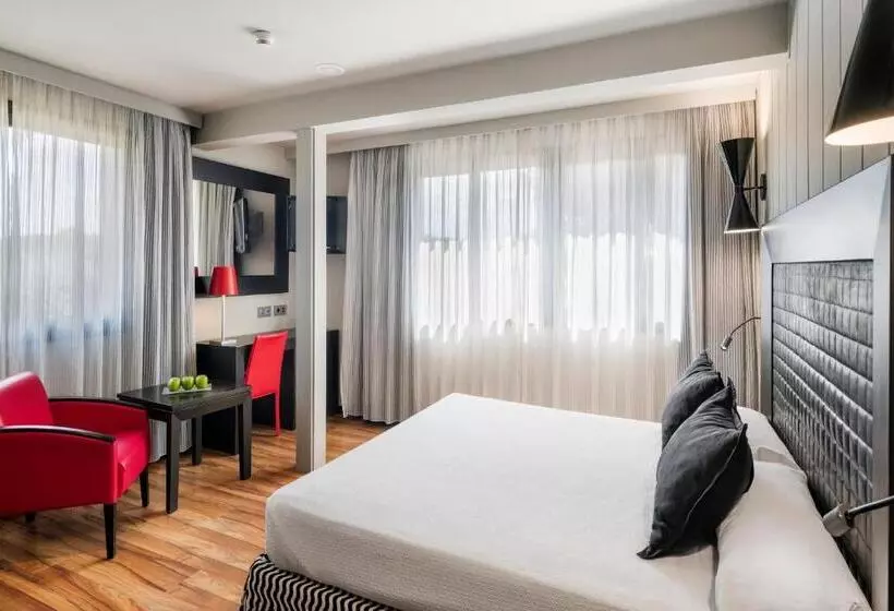 اتاق رمانتیک, Salles Hotel Aeroport De Girona