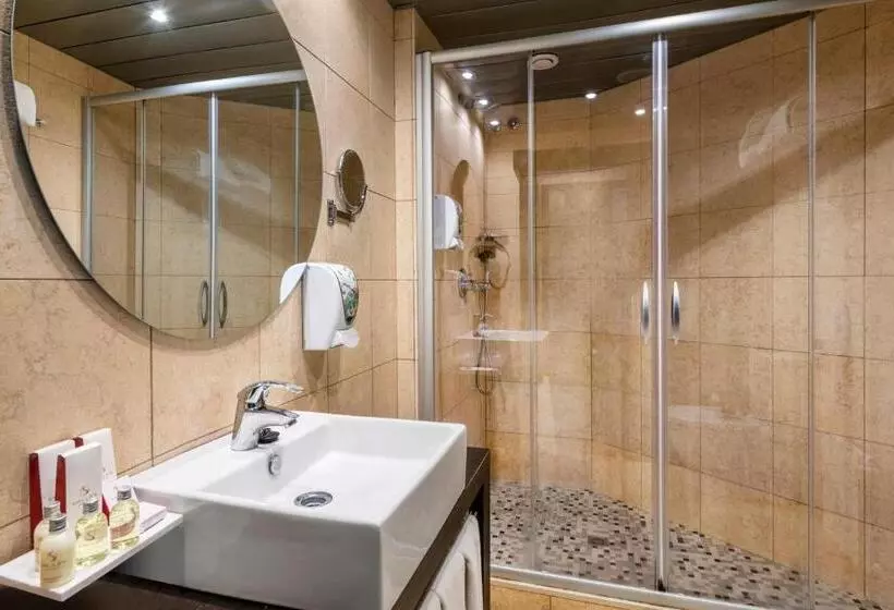 اتاق استاندارد سه نفره, Salles Hotel Aeroport De Girona