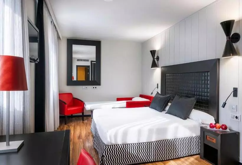 اتاق استاندارد سه نفره, Salles Hotel Aeroport De Girona