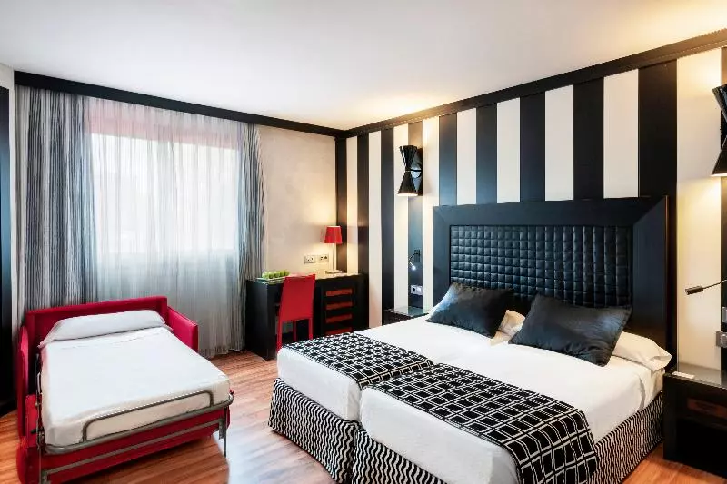 اتاق استاندارد سه نفره, Salles Hotel Aeroport De Girona