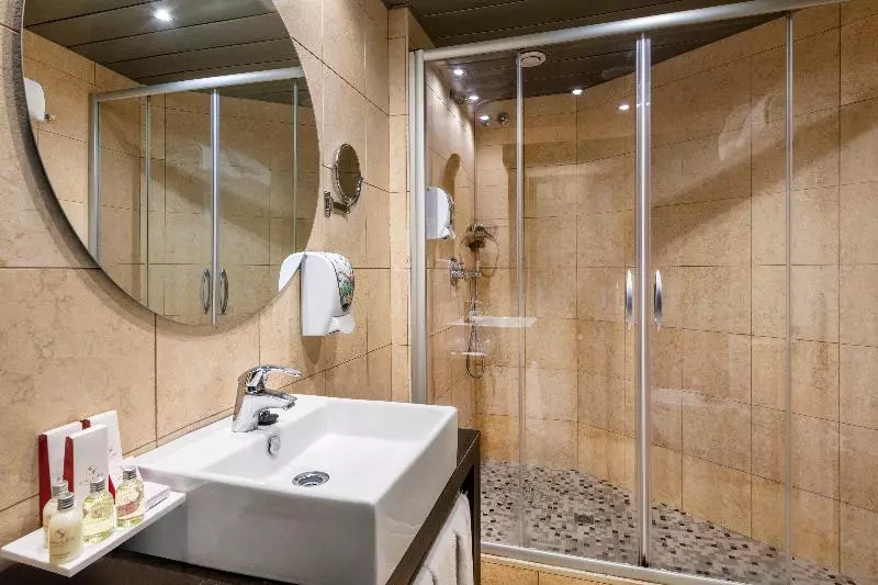 اتاق استاندارد سه نفره, Salles Hotel Aeroport De Girona