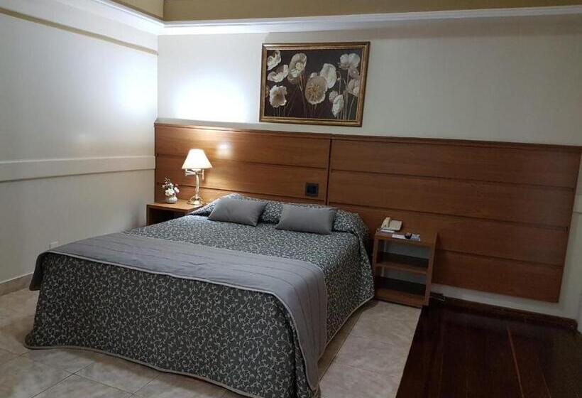 标准单人间, Tamareiras Park