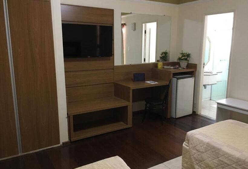 标准单人间, Tamareiras Park