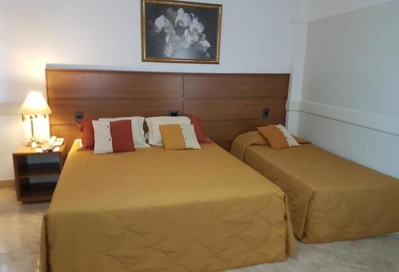 标准三人间, Tamareiras Park