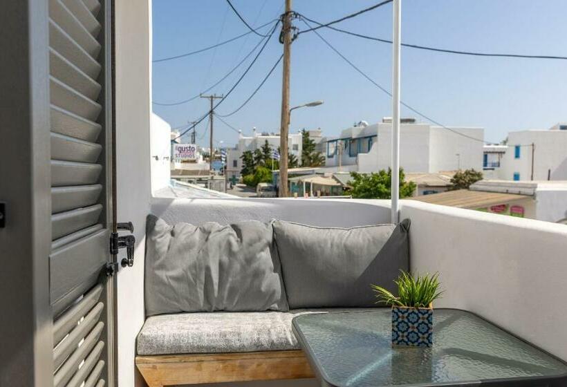 غرفة ديلوكس, Naxos Petite Studios