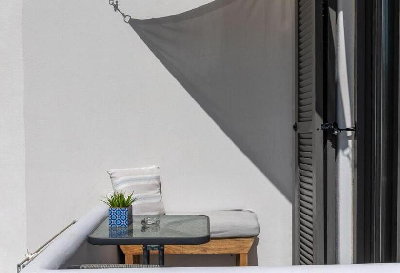 غرفة ديلوكس ثلاثية, Naxos Petite Studios