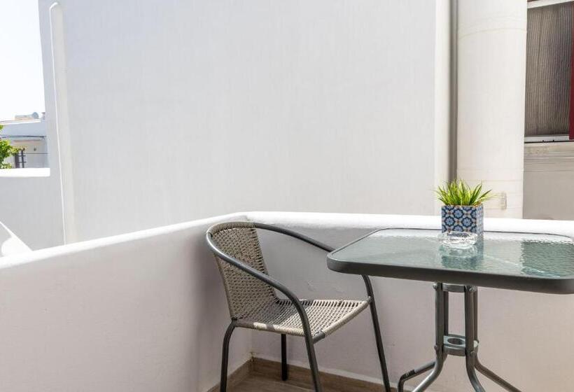 غرفة ديلوكس ثلاثية, Naxos Petite Studios