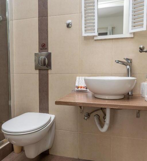 غرفة ديلوكس ثلاثية, Naxos Petite Studios