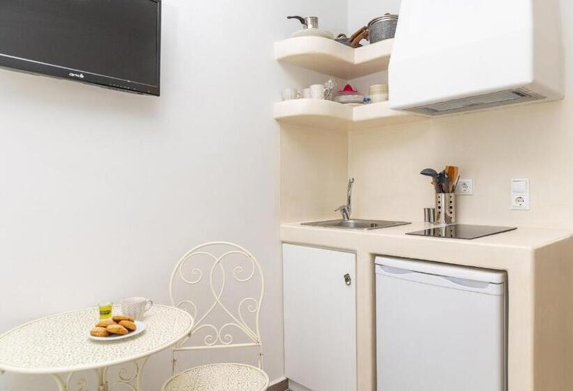 غرفة ديلوكس ثلاثية, Naxos Petite Studios