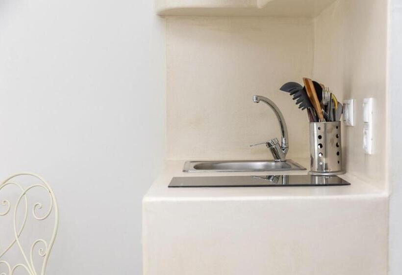 غرفة ديلوكس ثلاثية, Naxos Petite Studios