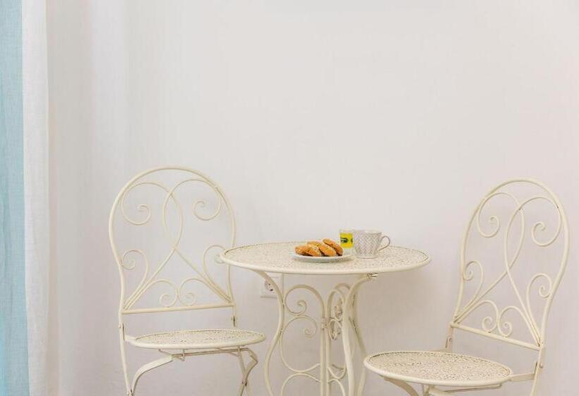 غرفة ديلوكس ثلاثية, Naxos Petite Studios