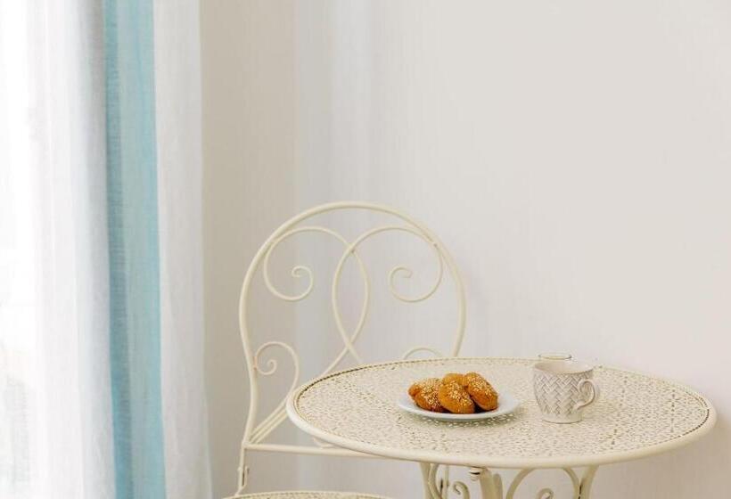 غرفة ديلوكس ثلاثية, Naxos Petite Studios