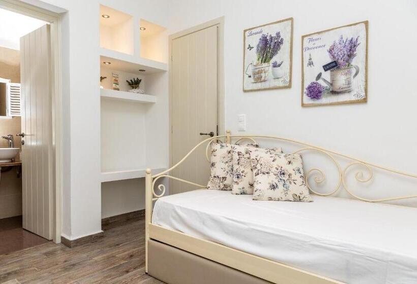 غرفة ديلوكس ثلاثية, Naxos Petite Studios