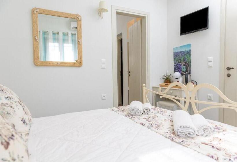 غرفة ديلوكس ثلاثية, Naxos Petite Studios