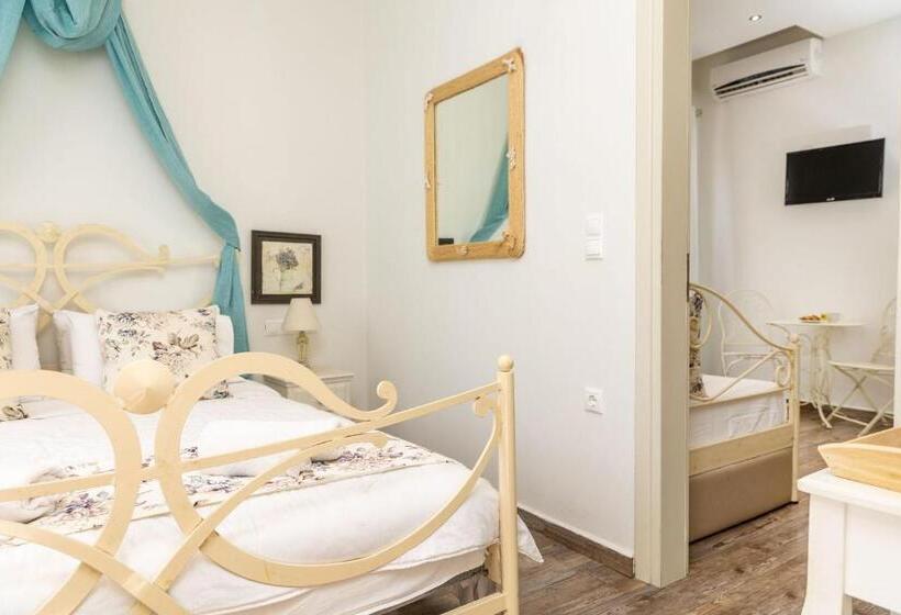 غرفة ديلوكس ثلاثية, Naxos Petite Studios