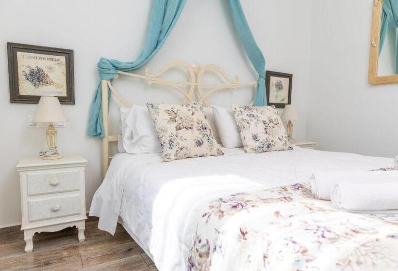 غرفة ديلوكس ثلاثية, Naxos Petite Studios