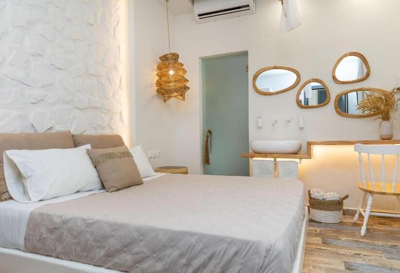 Номер Deluxe с Балконом, Naxos Petite Studios