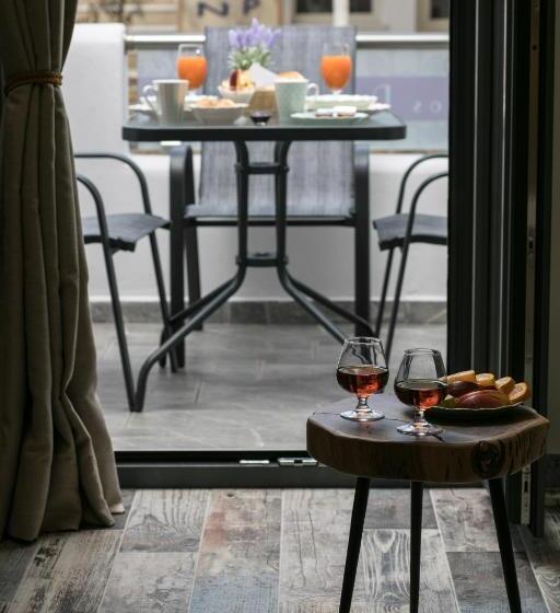 غرفة ديلوكس ثلاثية, Naxos Petite Studios