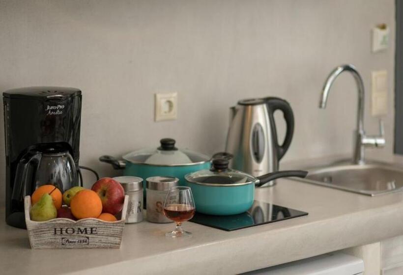 غرفة ديلوكس ثلاثية, Naxos Petite Studios