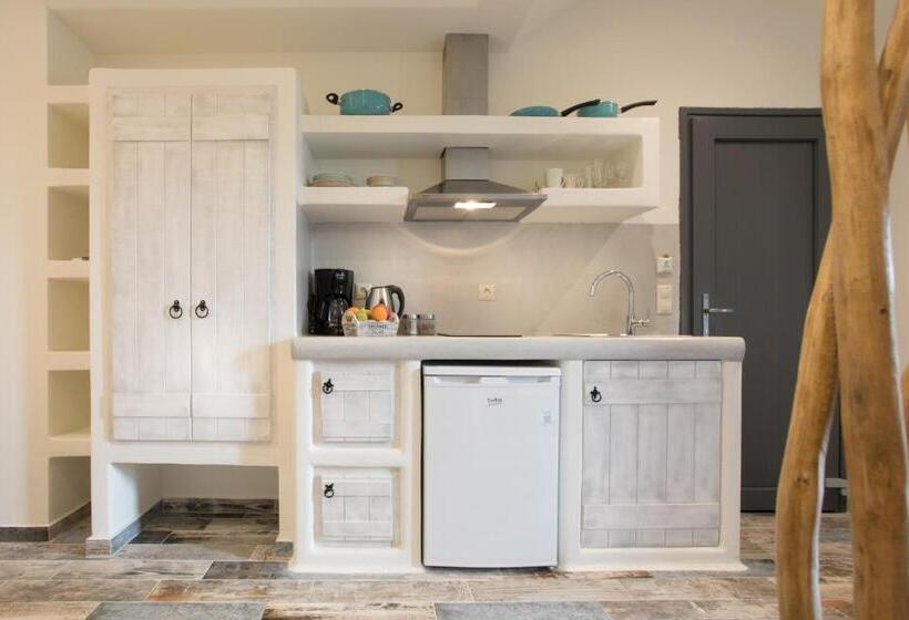 غرفة ديلوكس ثلاثية, Naxos Petite Studios