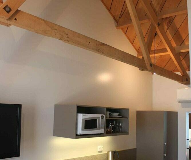 شقة غرفة واحدة, Silverstream Retreat