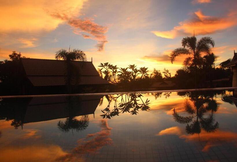 بنجلو قياسى مطلّ علي الحديقة, Villa Kelapa Langkawi