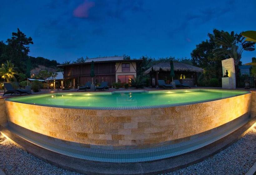 بنجلو قياسى مطلّ علي الحديقة, Villa Kelapa Langkawi