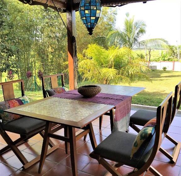 بنجلو قياسى مطلّ علي الحديقة, Villa Kelapa Langkawi