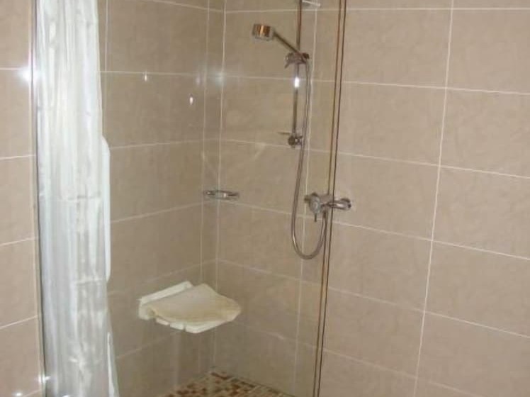 غرفة عائلية, Ard Ri House