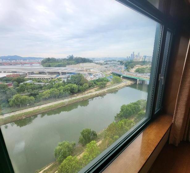 Quarto Classe Business, Niagara