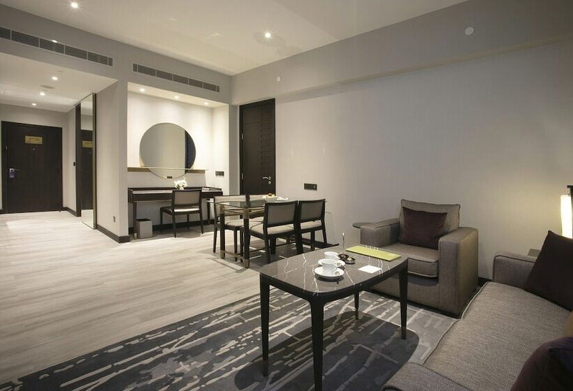 سوییت جونیور, Hyatt Regency Al Kout Mall