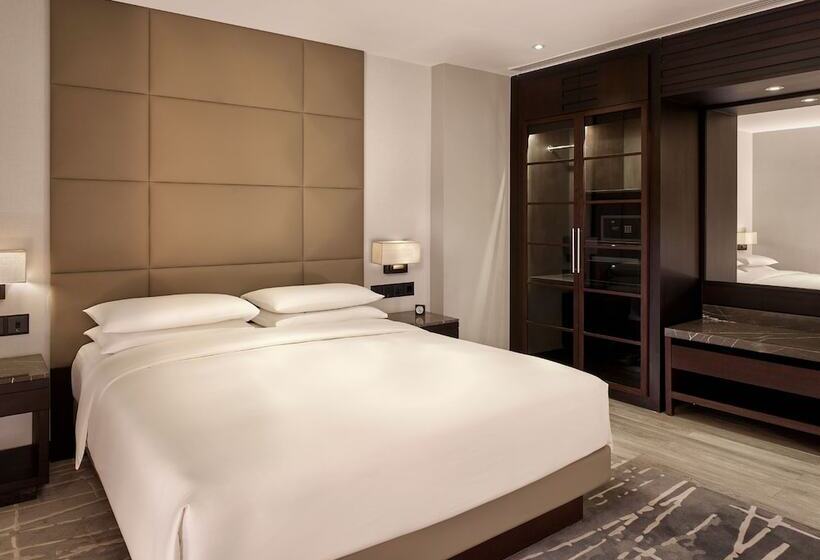 سوییت جونیور, Hyatt Regency Al Kout Mall