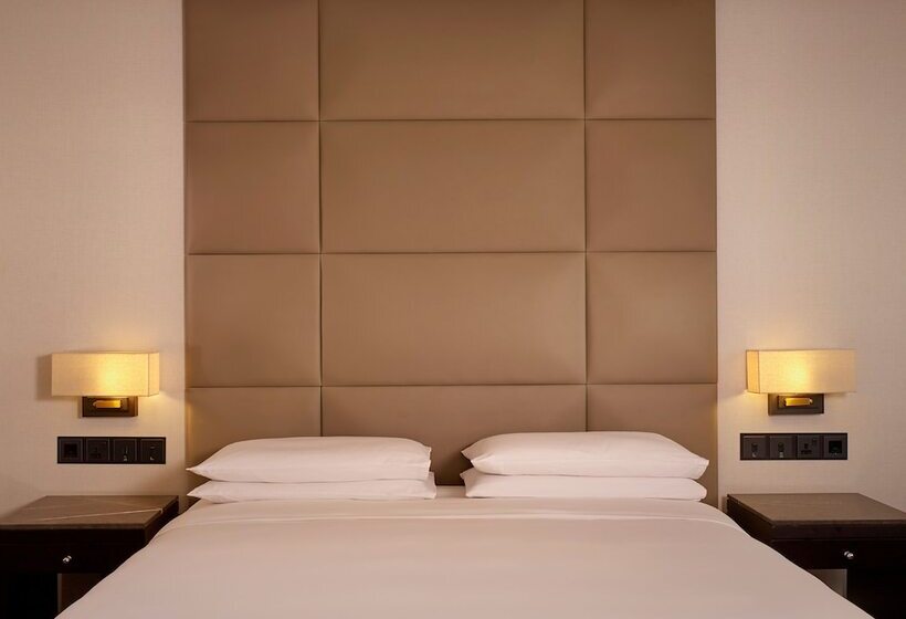 سوییت جونیور, Hyatt Regency Al Kout Mall