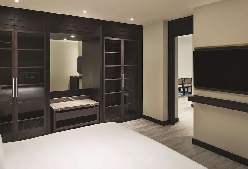 سوییت جونیور, Hyatt Regency Al Kout Mall