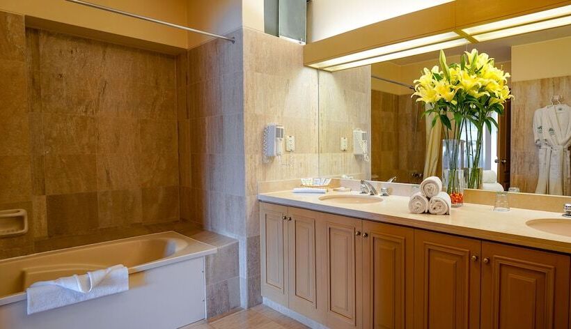 غرفة قياسية ثلاثية, Jose Antonio Puno